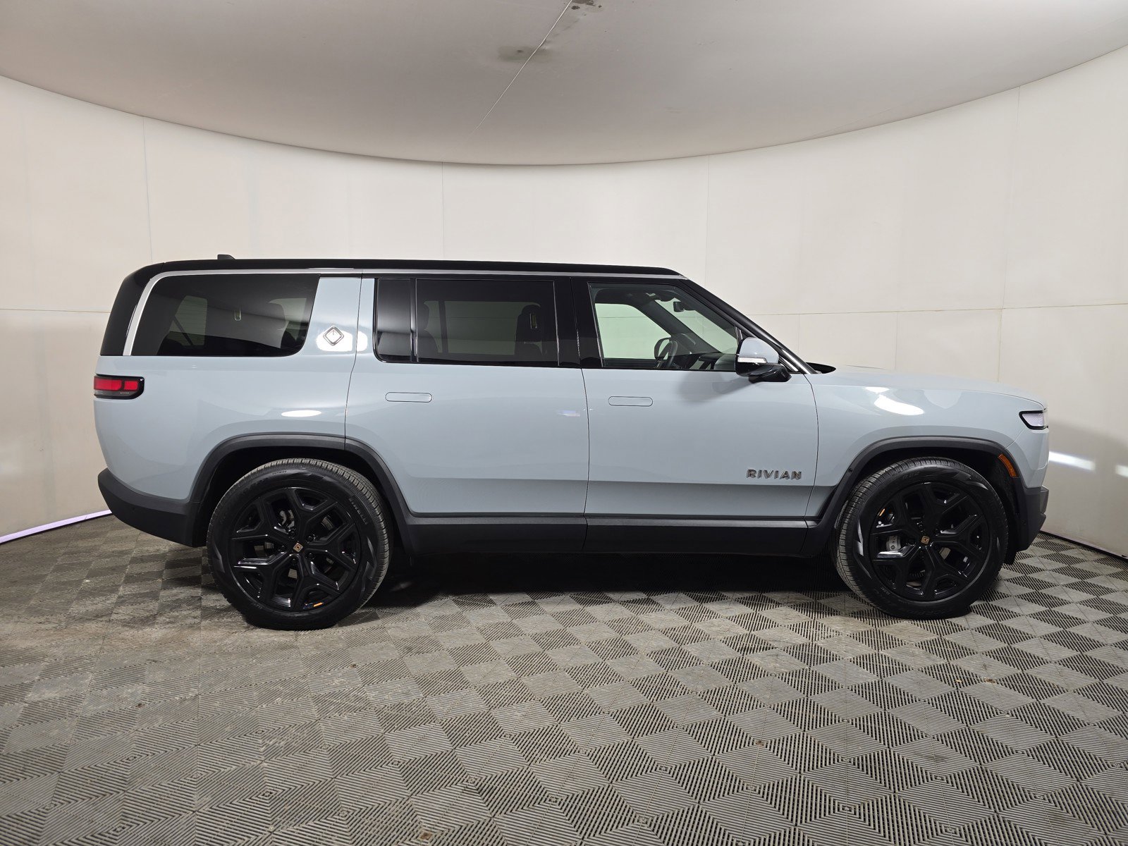 Used 2024 Rivian R1S Adventure image 6