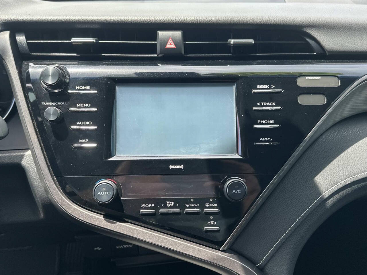 Used 2020 Toyota Camry SE FWD image 12