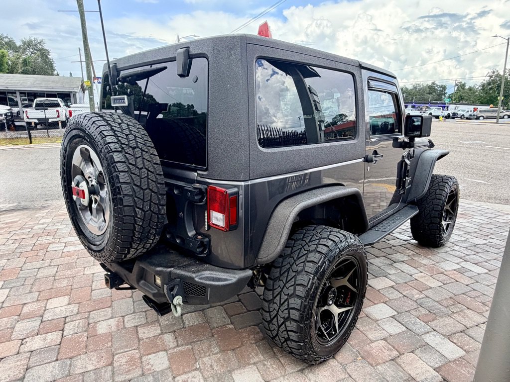 Used 2018 Jeep Wrangler Sahara w/ Connectivity Group AWD/4WD image 9