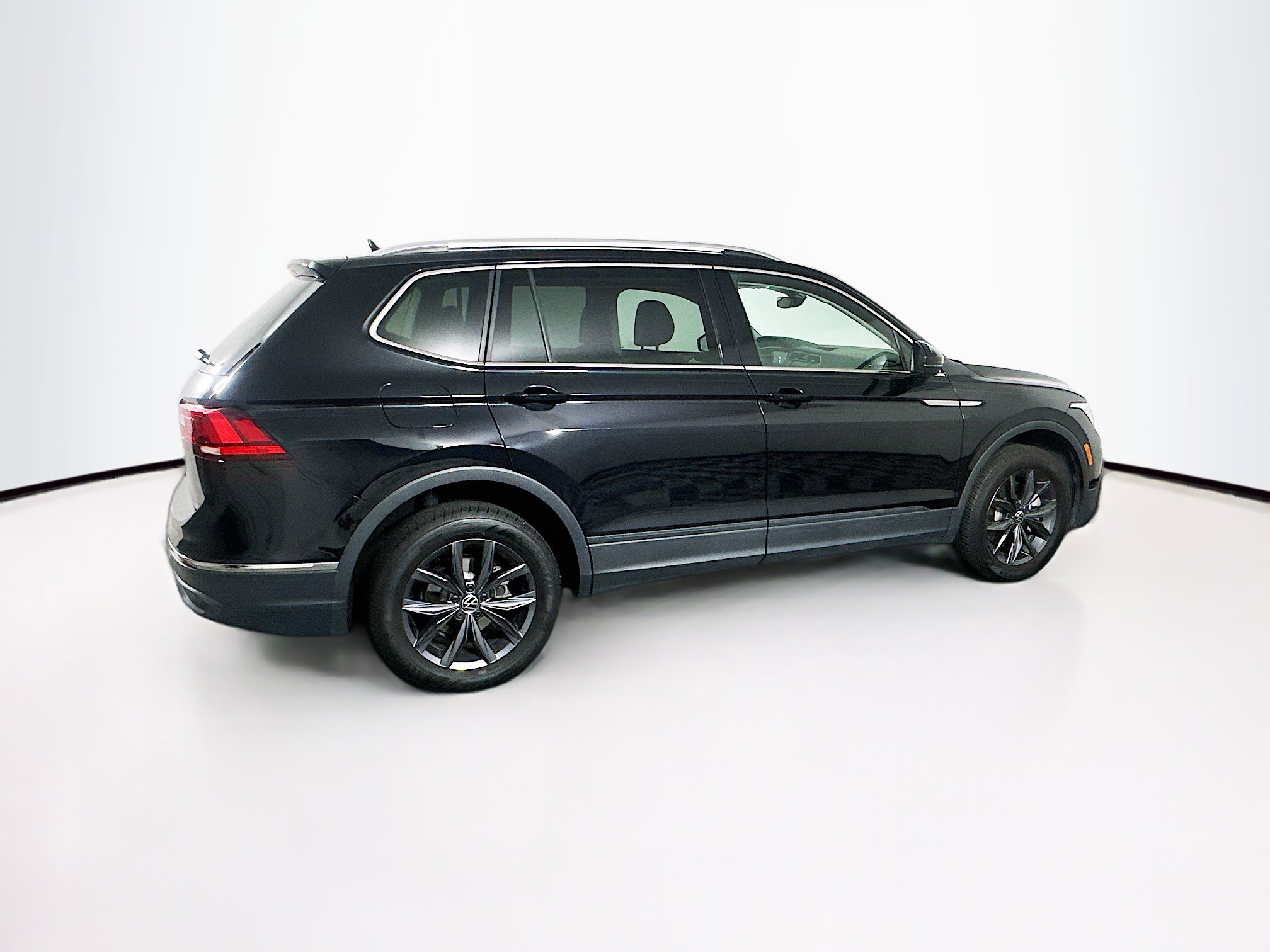 Used 2023 Volkswagen Tiguan SE FWD image 10