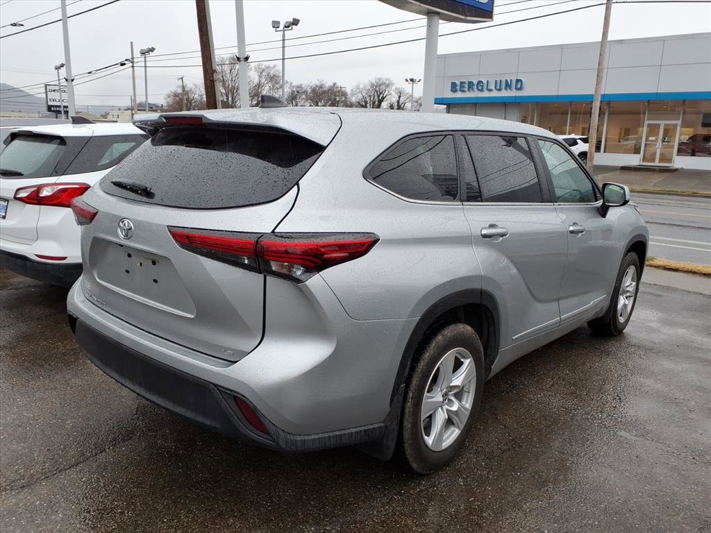 Used 2023 Toyota Highlander LE image 4