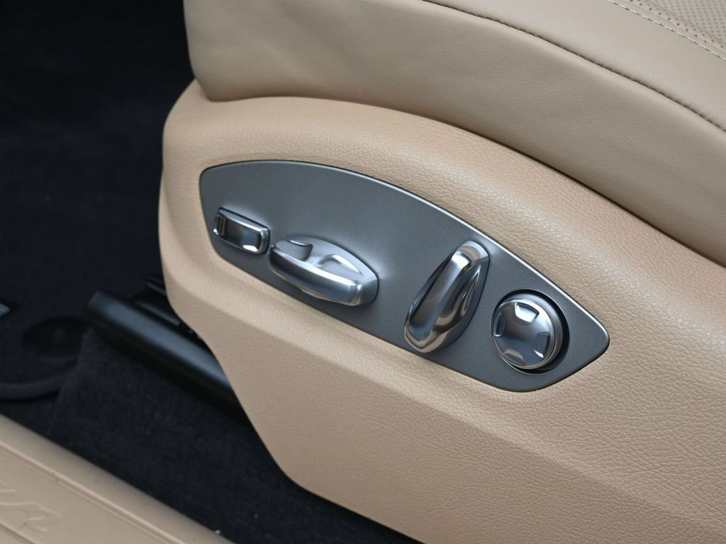 Certified 2026 Porsche Macan AWD/4WD image 17