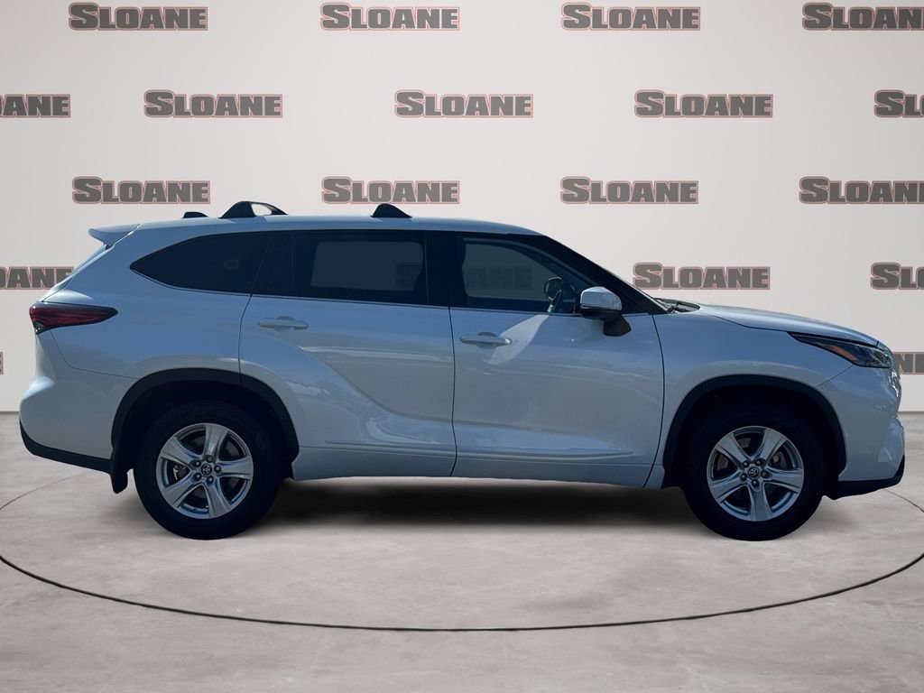 Used 2023 Toyota Highlander LE AWD/4WD image 6