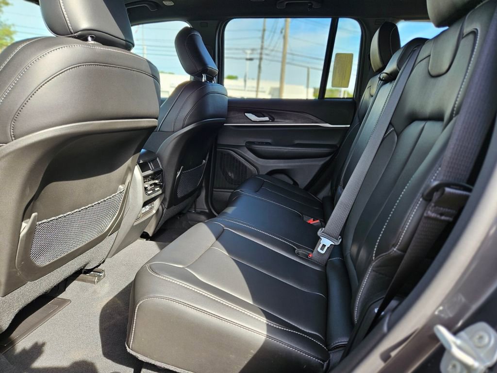 New 2025 Jeep Grand Cherokee Limited image 16