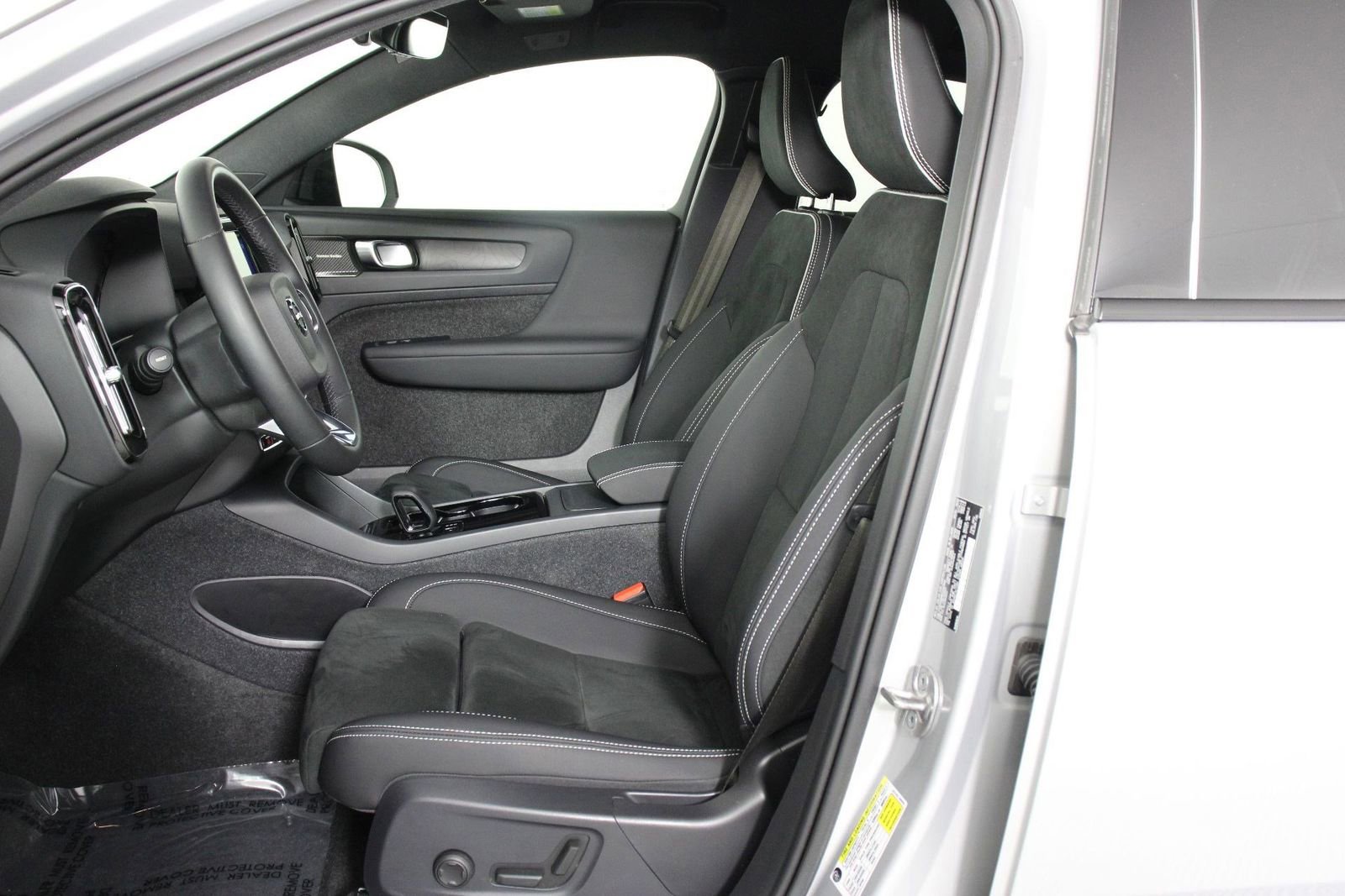 Used 2023 Volvo C40 P8 Recharge Ultimate image 29