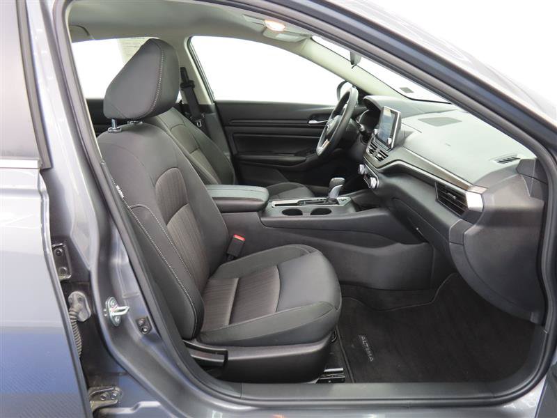 Used 2025 Nissan Altima 2.5 SV FWD image 30