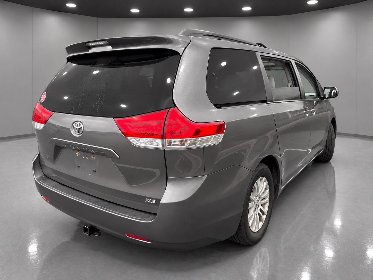 Used 2013 Toyota Sienna XLE FWD image 4