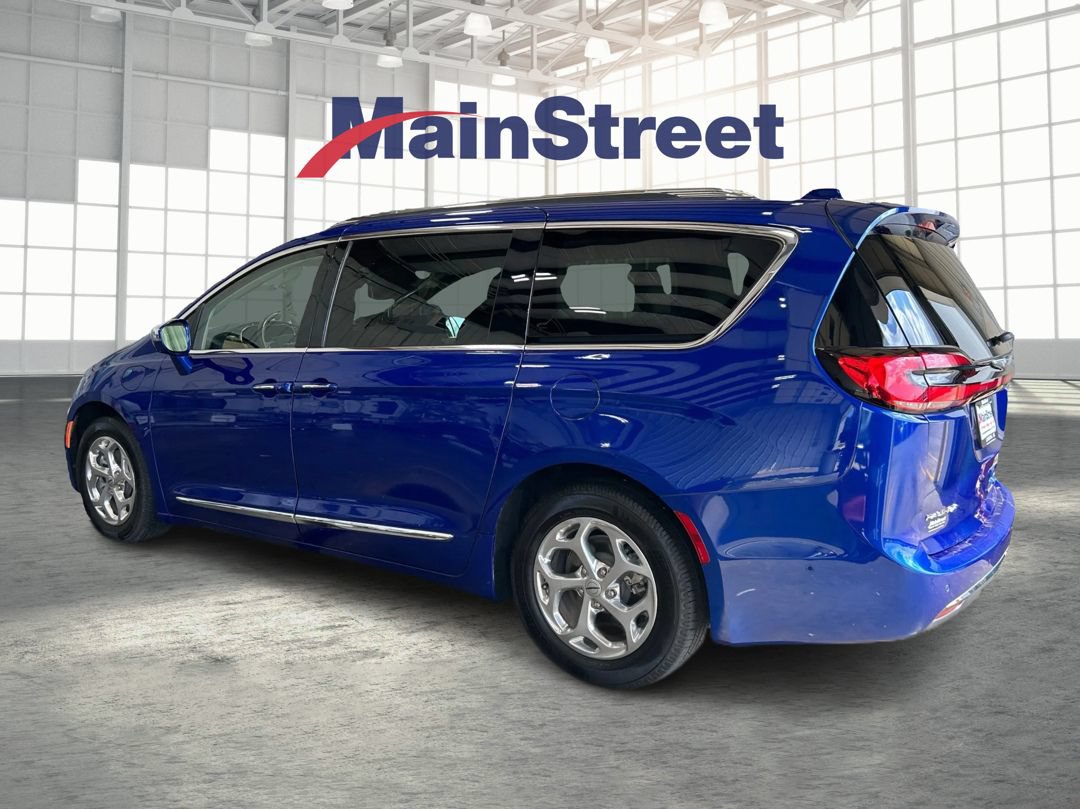 Used 2021 Chrysler Pacifica Limited w/ Uconnect Theater Family Group FWD image 3