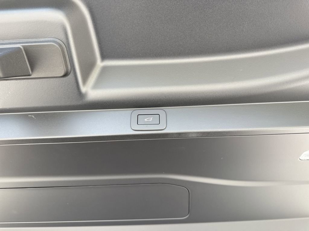 New 2025 Land Rover Range Rover SE image 13