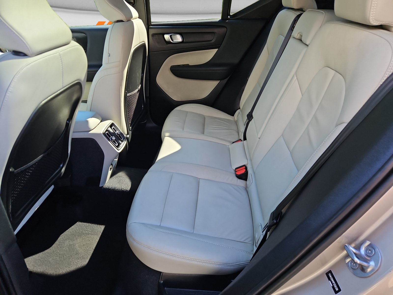 Used 2023 Volvo XC40 B4 Ultimate FWD image 14