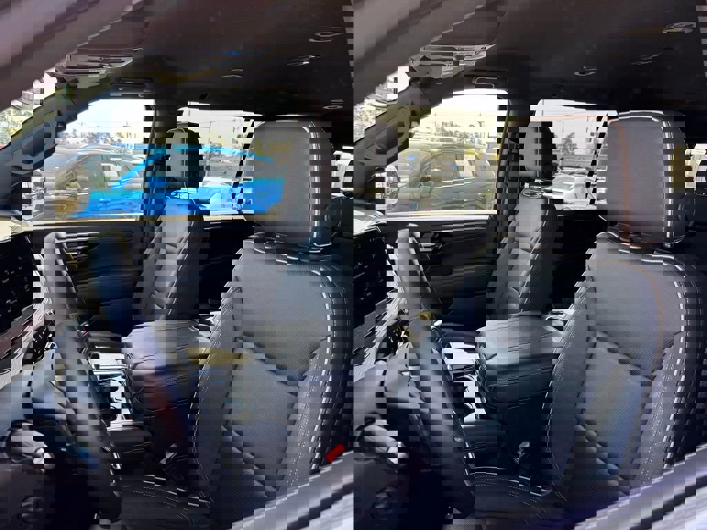 Used 2025 Chevrolet Suburban Premier image 8