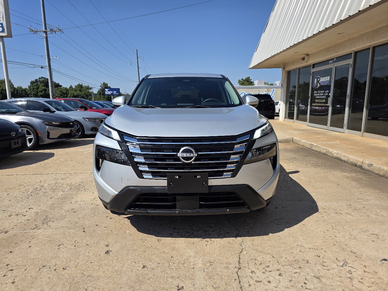 Used 2024 Nissan Rogue SV image 2