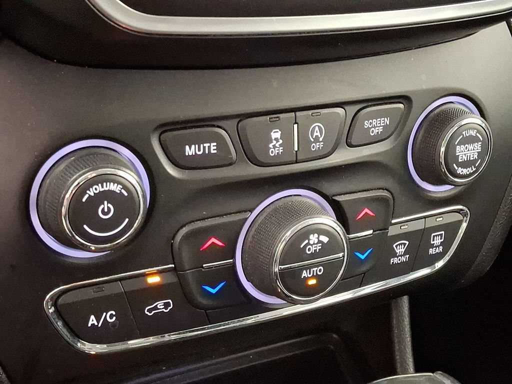 Used 2019 Jeep Cherokee Trailhawk w/ Cold Weather Group AWD/4WD image 17