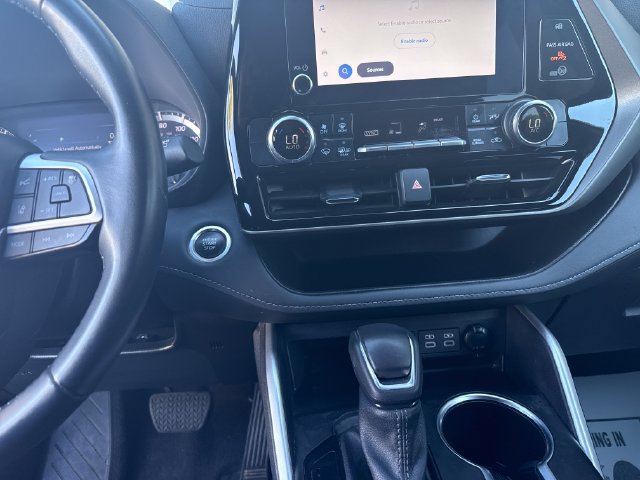 Used 2024 Toyota Highlander LE AWD/4WD image 17