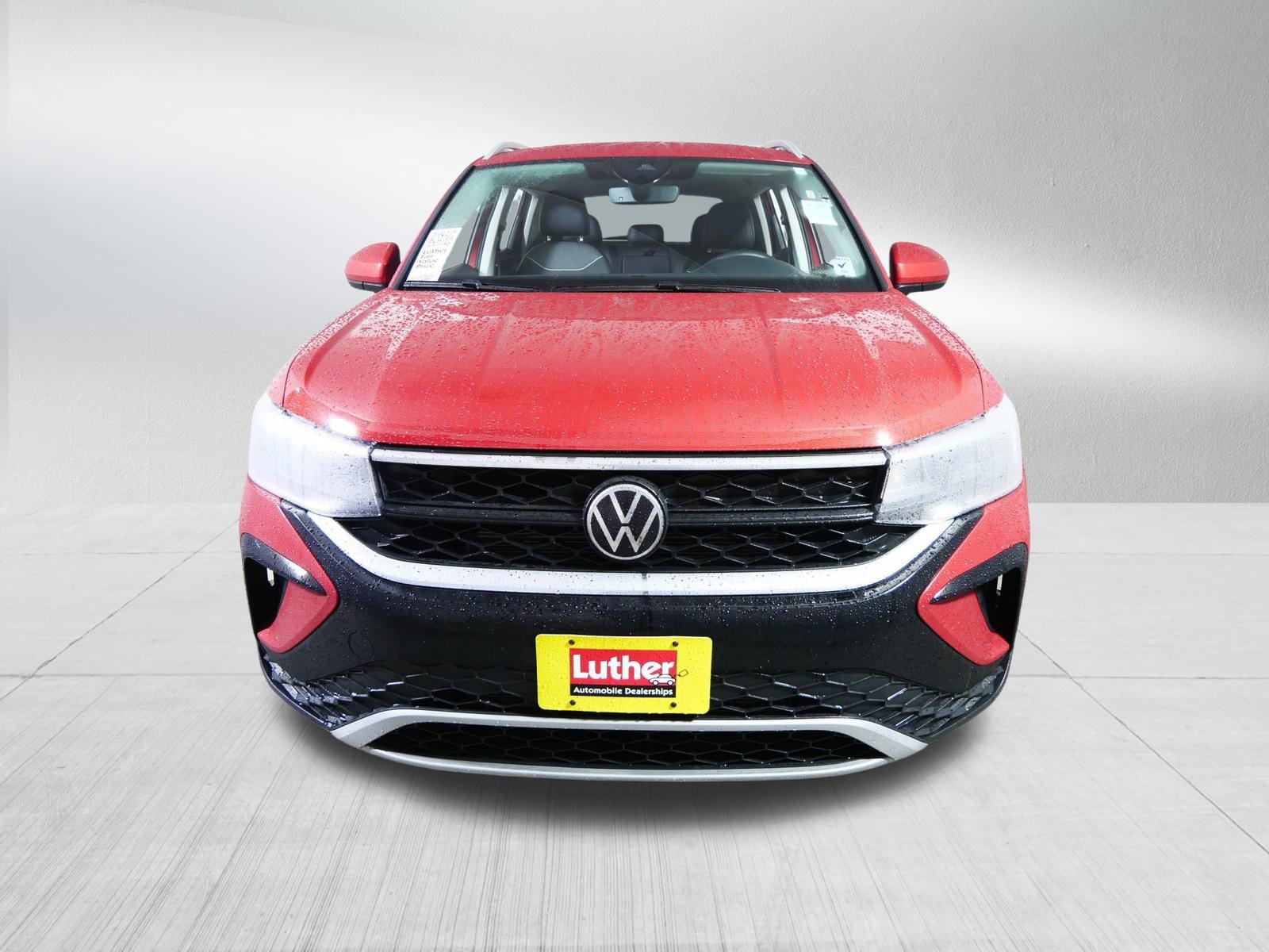 Used 2024 Volkswagen Taos SE image 2