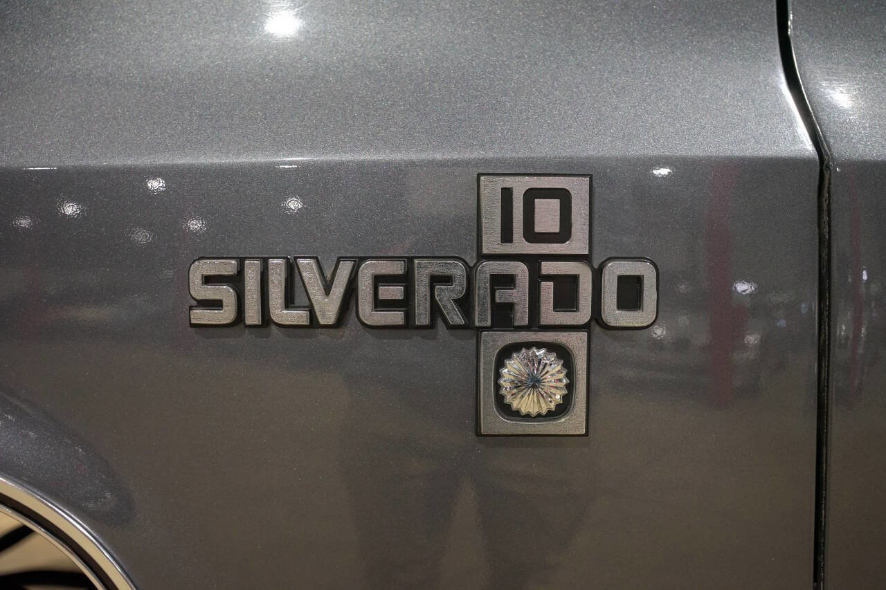 Used 1987 Chevrolet Suburban 4WD image 23