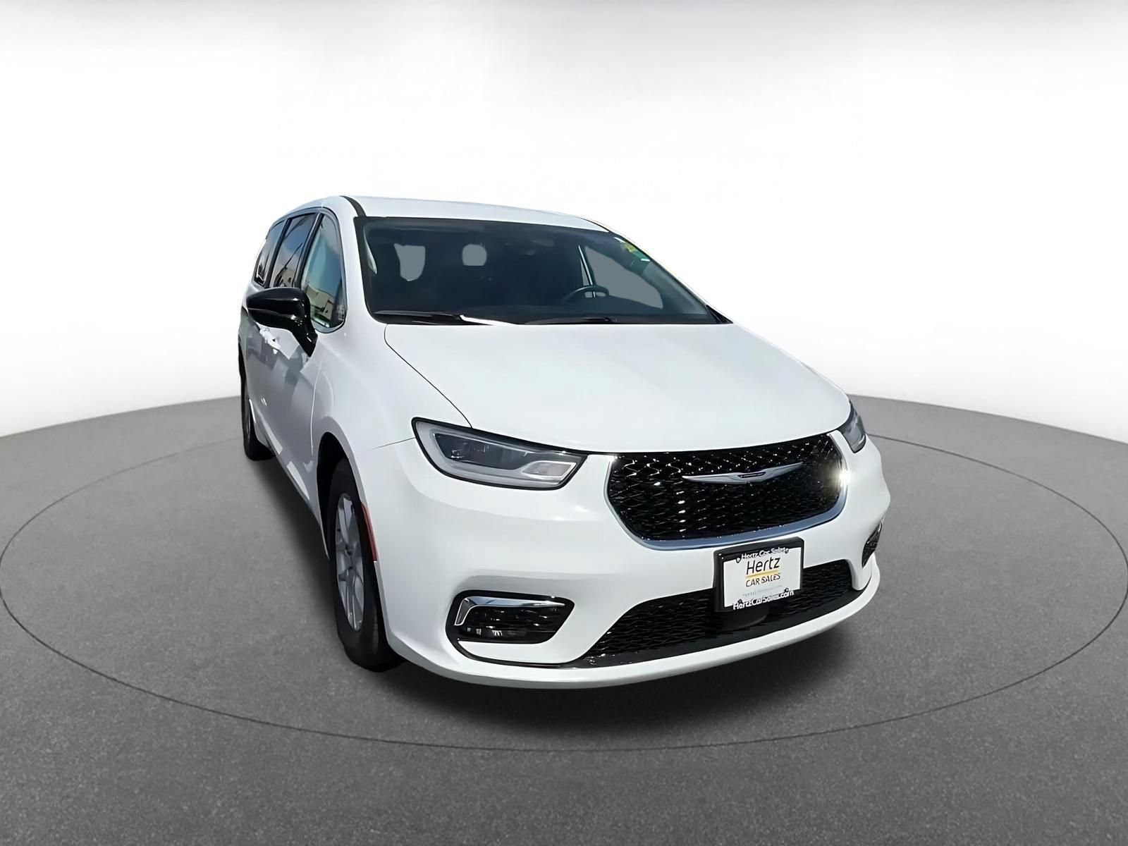 Used 2024 Chrysler Pacifica Touring-L FWD image 3