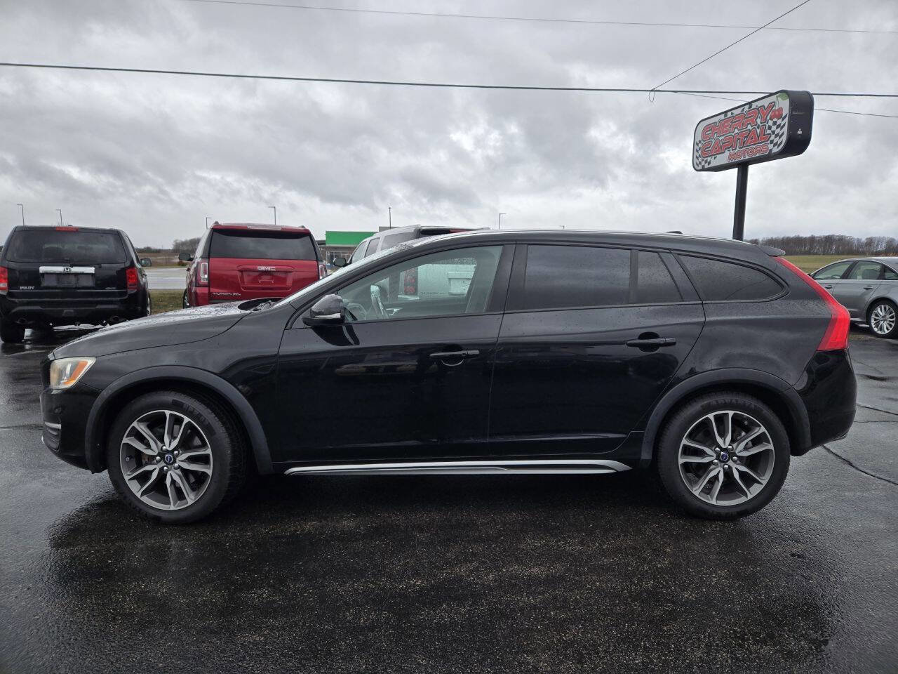 Used 2016 Volvo V60 T5 Cross Country image 11