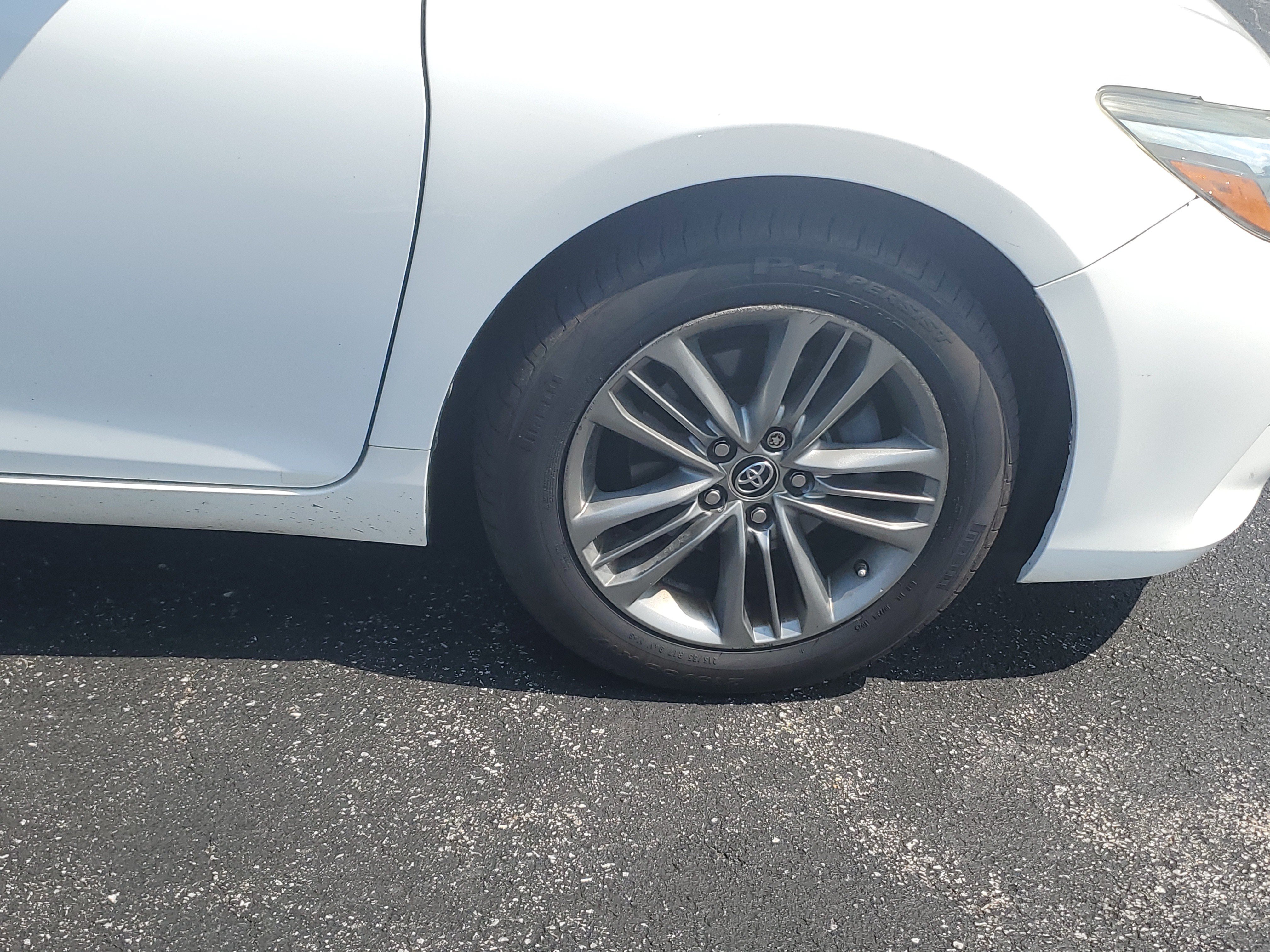 Used 2015 Toyota Camry SE w/ Moonroof Package FWD image 5