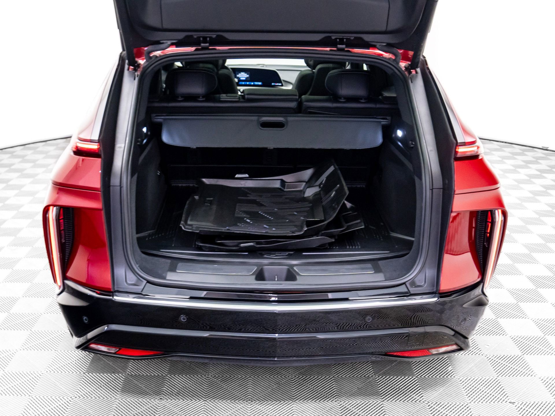 Used 2025 Cadillac Lyriq Luxury w/ LPO, Floor Liner Package image 38