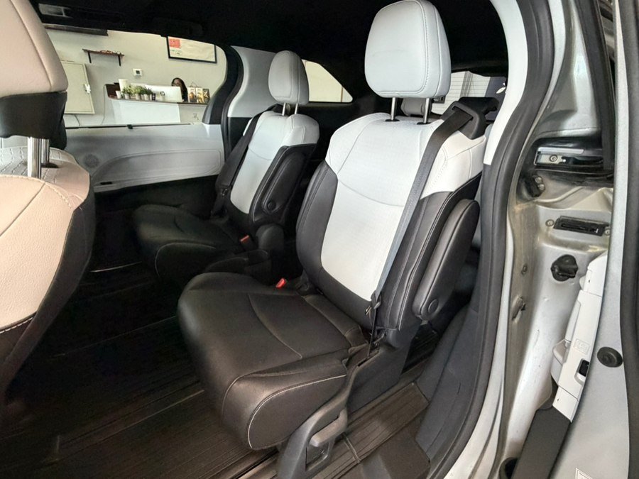Used 2025 Toyota Sienna XSE FWD image 35