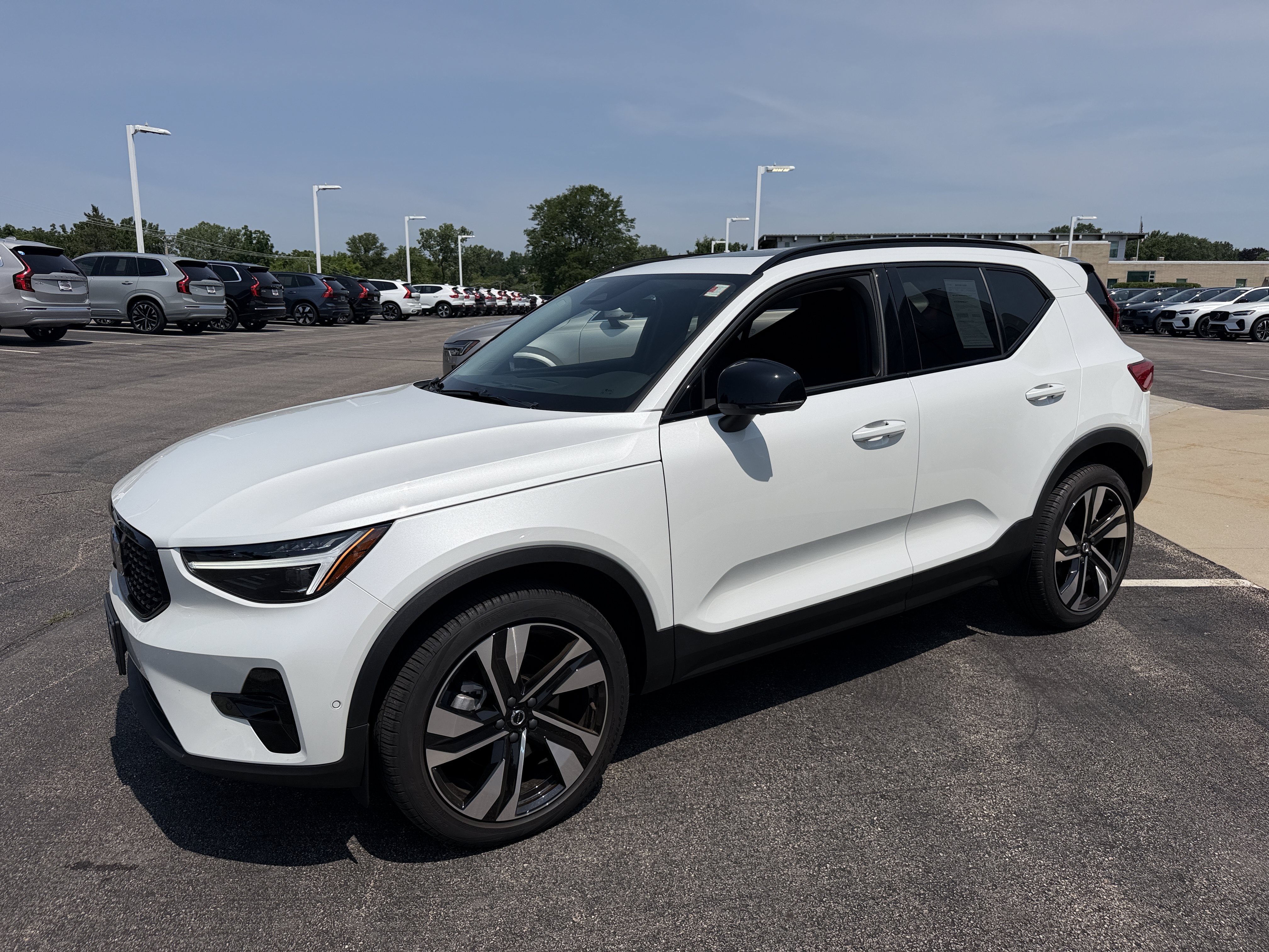 Used 2025 Volvo XC40 B5 Ultra AWD/4WD image 6