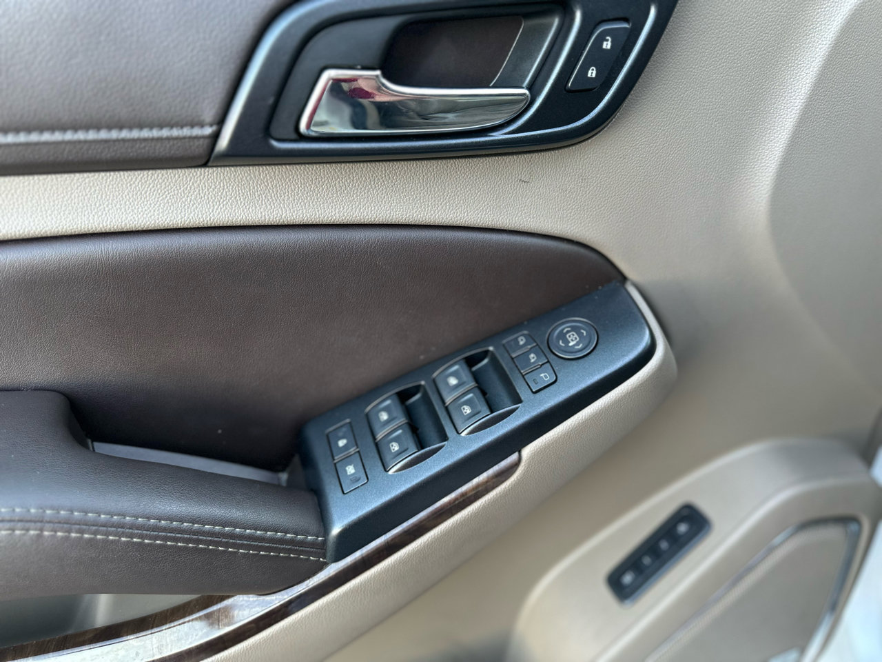 Used 2016 Chevrolet Suburban LT w/ LT Signature Package image 17