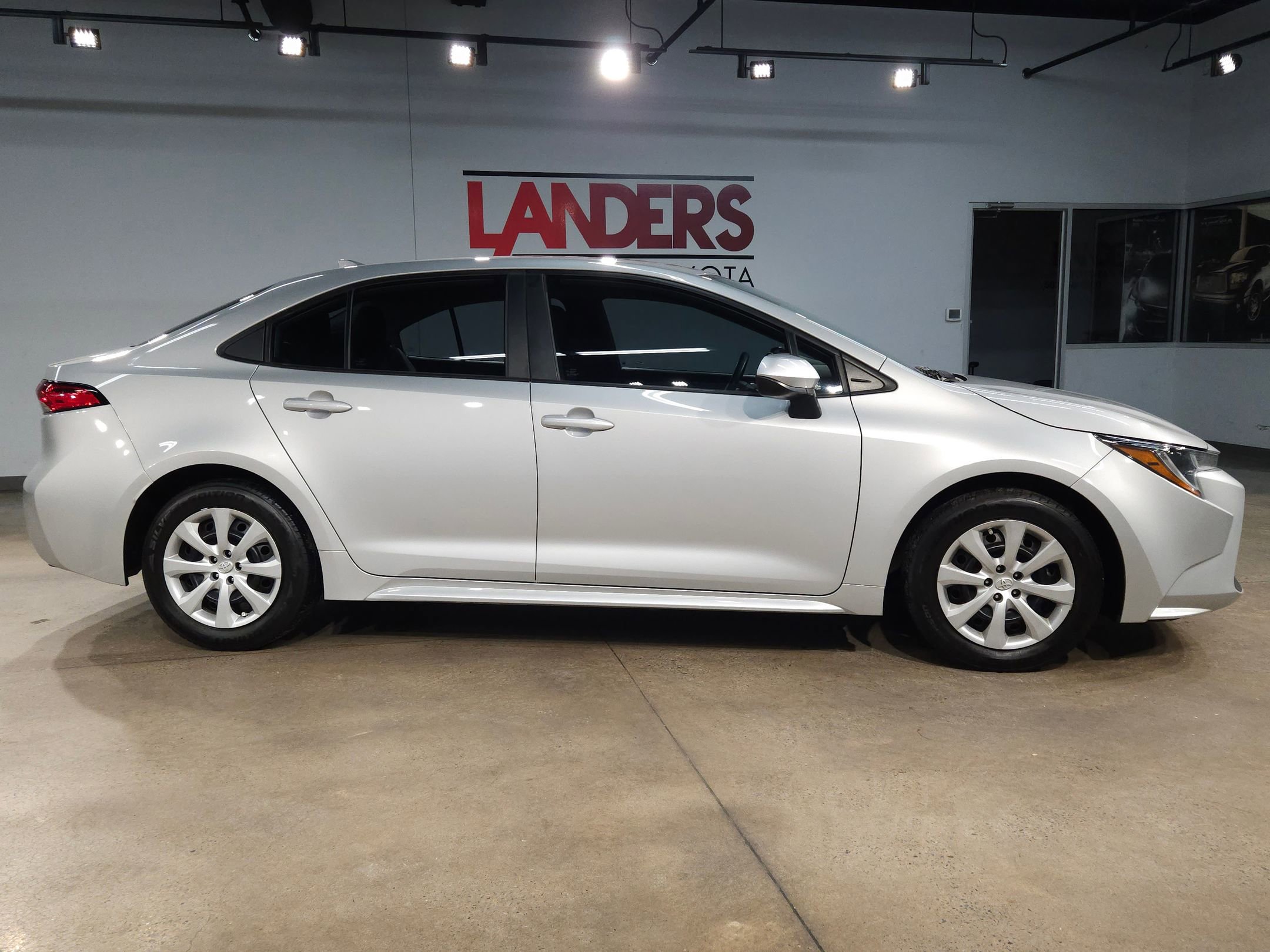 Used 2021 Toyota Corolla LE image 8