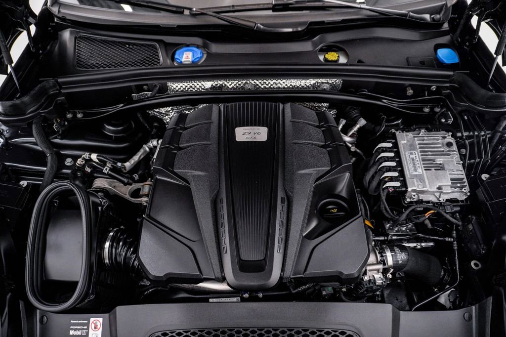 Certified 2025 Porsche Macan GTS image 29