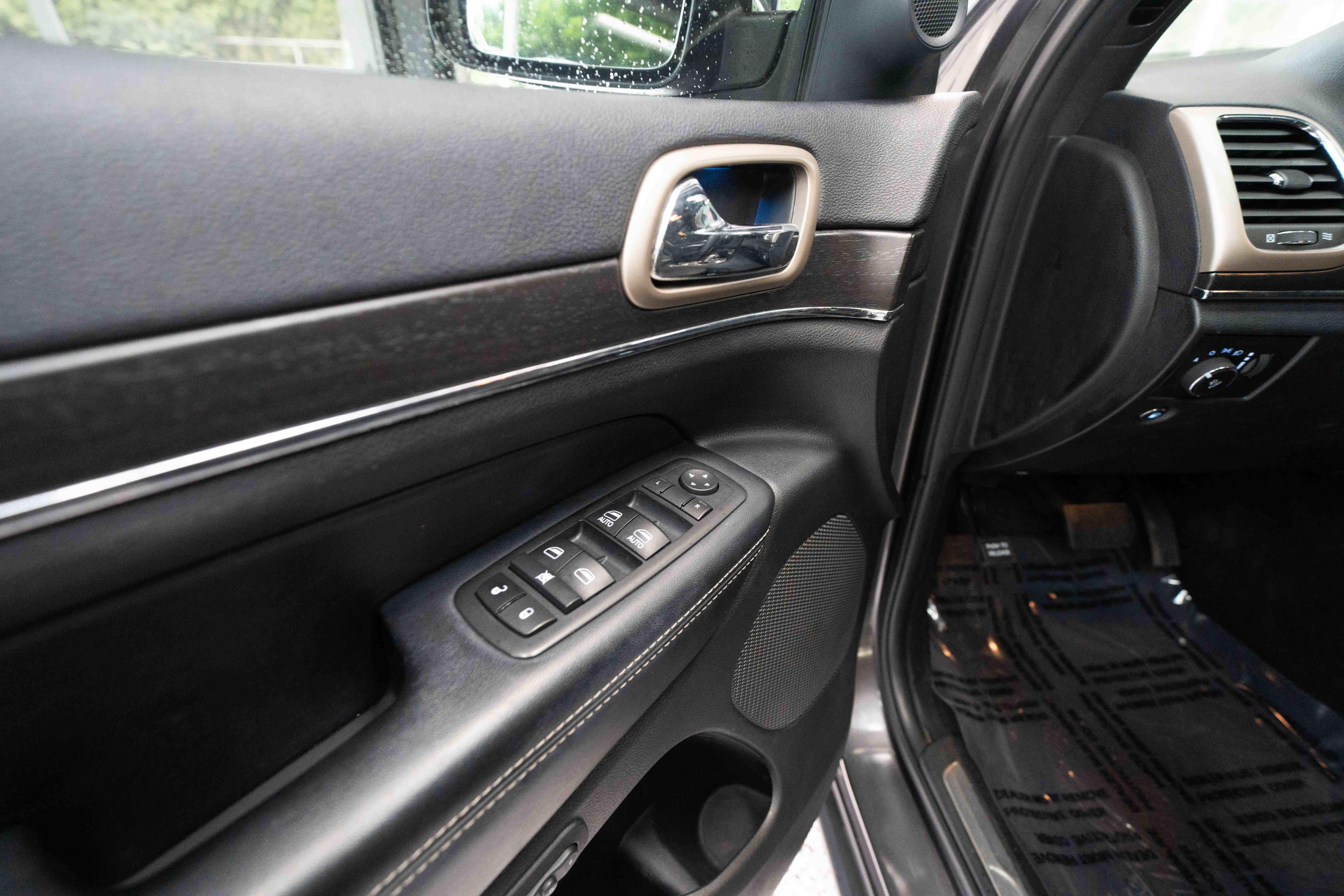 Used 2017 Jeep Grand Cherokee Limited AWD/4WD image 7