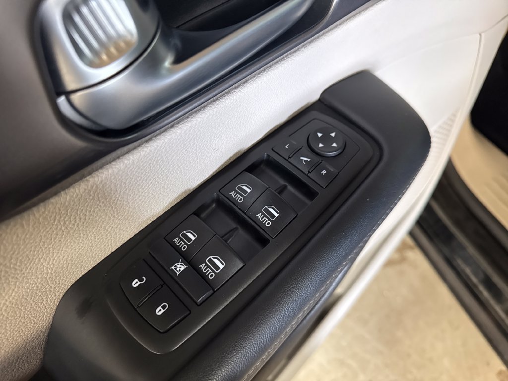 Used 2017 Chrysler Pacifica Limited FWD image 15