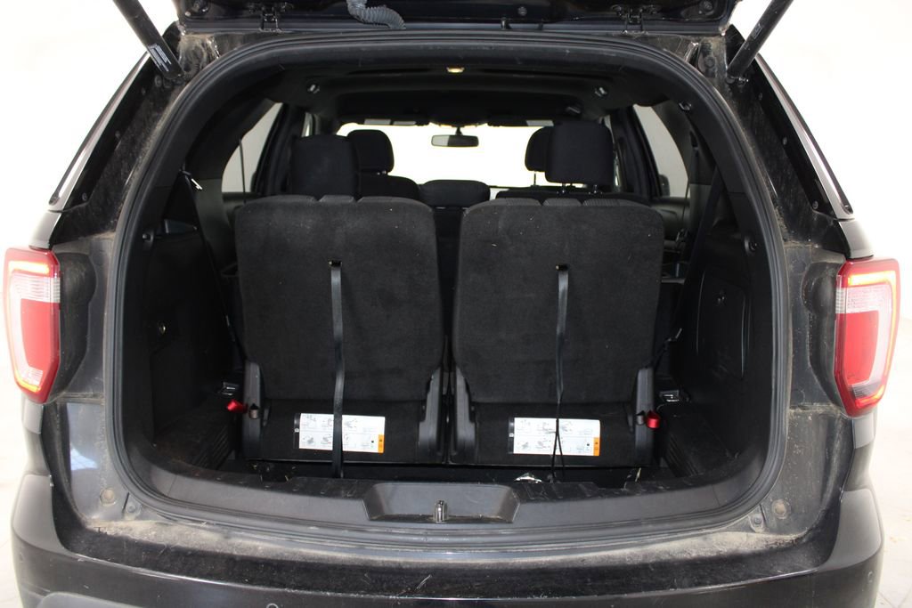 Used 2017 Ford Explorer XLT w/ Equipment Group 201A AWD/4WD image 13