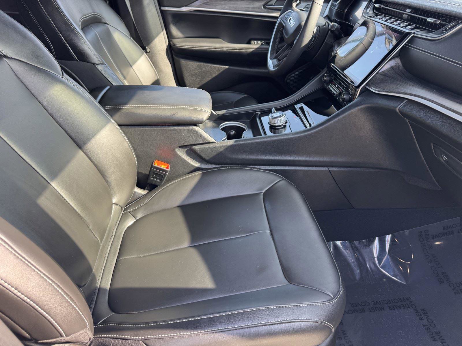 Certified 2024 Jeep Grand Cherokee Limited w/ Black Appearance Package AWD/4WD image 9