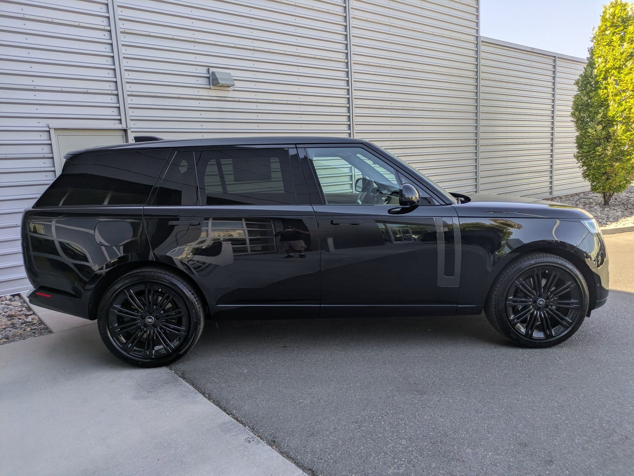 New 2025 Land Rover Range Rover Long Wheelbase SE image 6