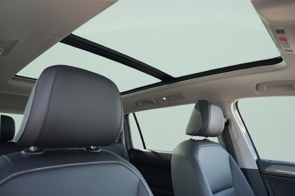 Used 2023 Volkswagen Tiguan SE w/ Panoramic Sunroof Package FWD image 13