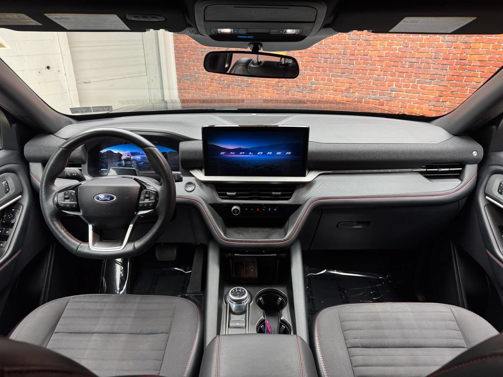 Used 2025 Ford Explorer ST-Line w/ ST-Line Street Pack AWD/4WD image 15