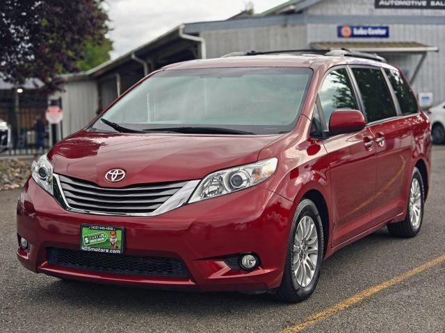 Used 2017 Toyota Sienna XLE w/ XLE Navigation Package FWD image 3