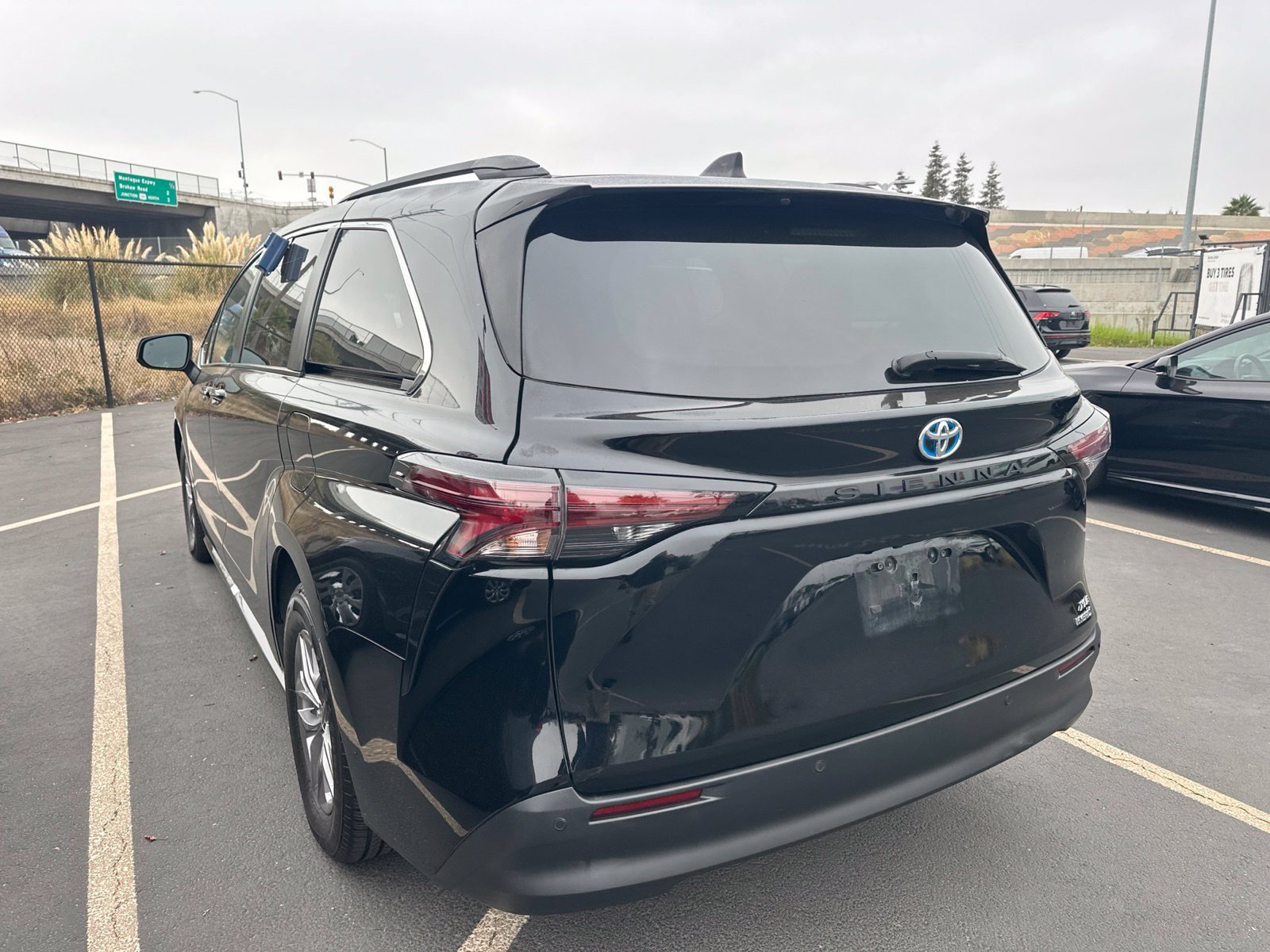 Used 2023 Toyota Sienna XLE FWD image 3