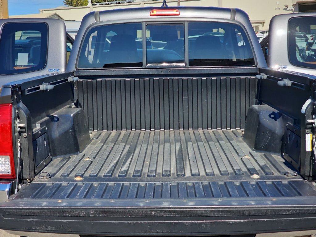 Used 2017 Toyota Tacoma SR5 w/ Tow Package RWD image 12