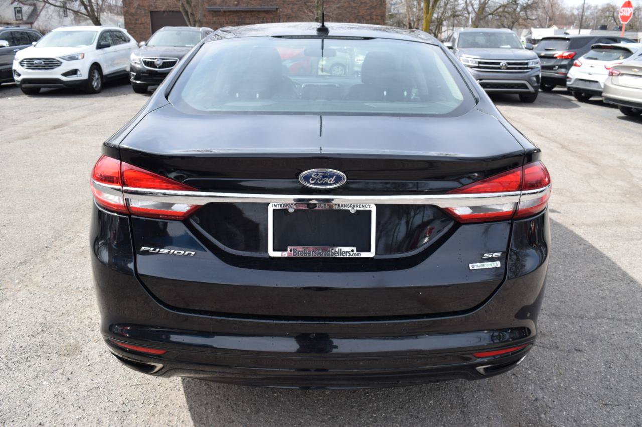 Used 2017 Ford Fusion SE w/ Fusion SE Technology Package FWD image 7