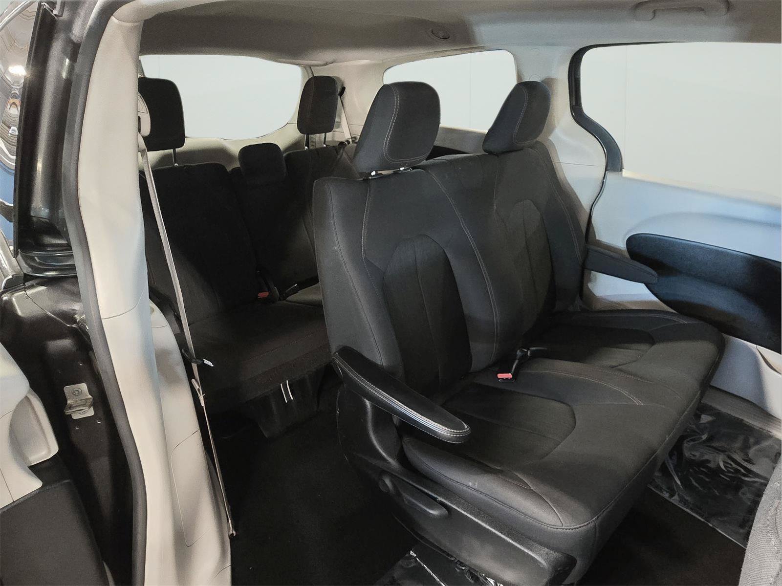 Used 2019 Chrysler Pacifica L FWD image 39