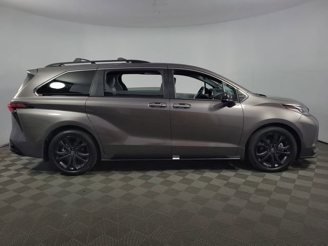 Used 2022 Toyota Sienna XSE image 10