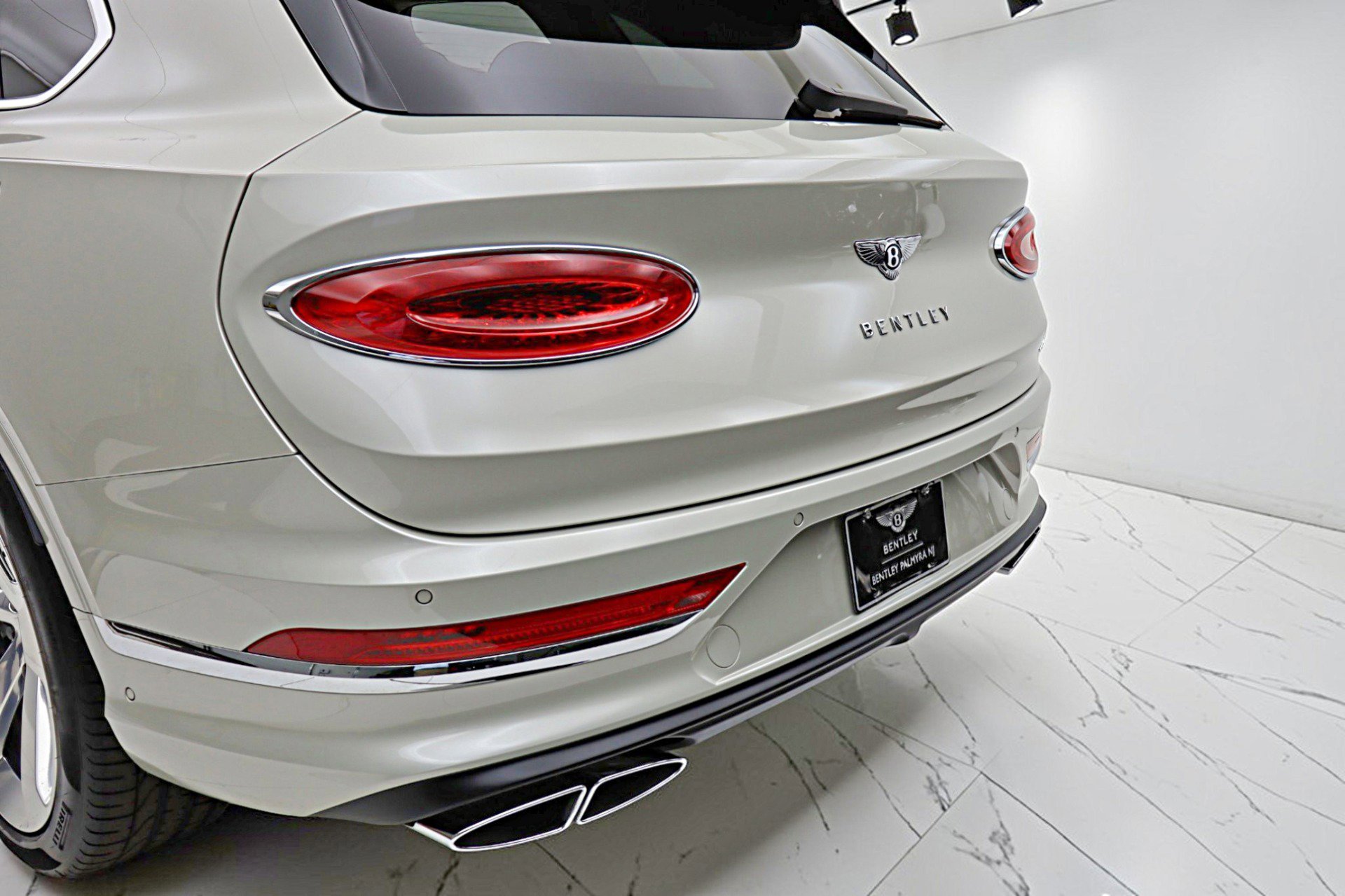 Used 2024 Bentley Bentayga Plug-In Hybrid image 16