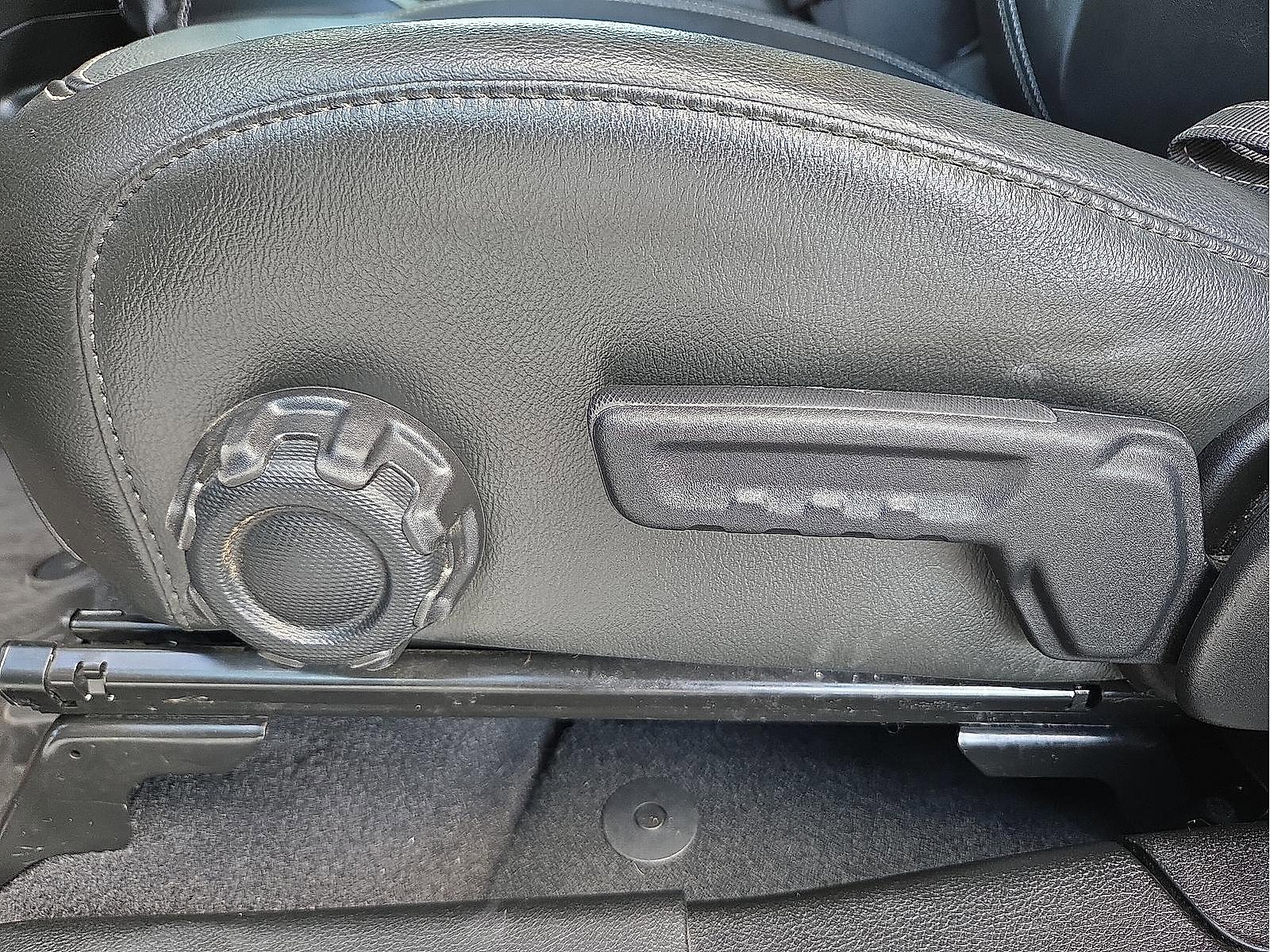 Used 2022 Jeep Wrangler Unlimited Sahara w/ Cold Weather Group image 15