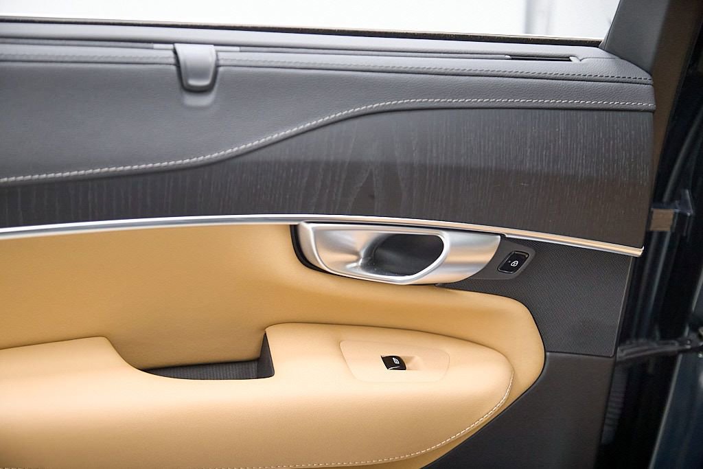 Certified 2024 Volvo XC90 T8 Ultimate w/ Protection Package image 20