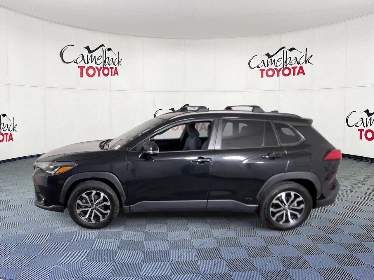 Used 2024 Toyota Corolla Cross AWD Hybrid w/ Moonroof Package image 7