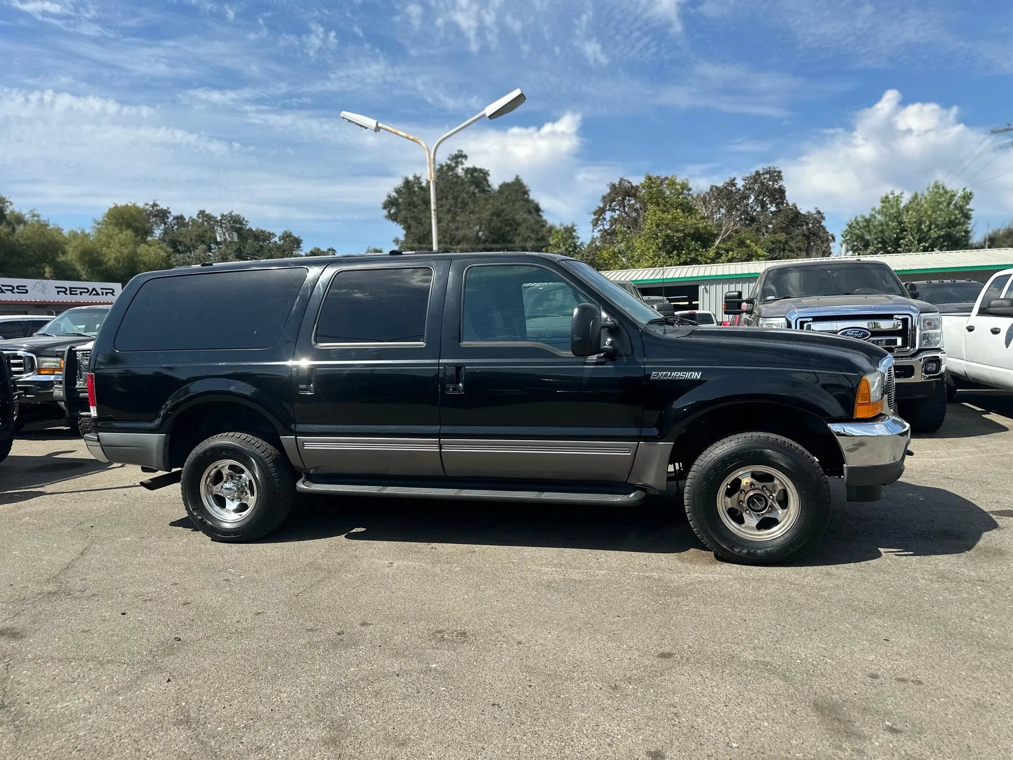 Used 2001 Ford Excursion XLT AWD/4WD image 2