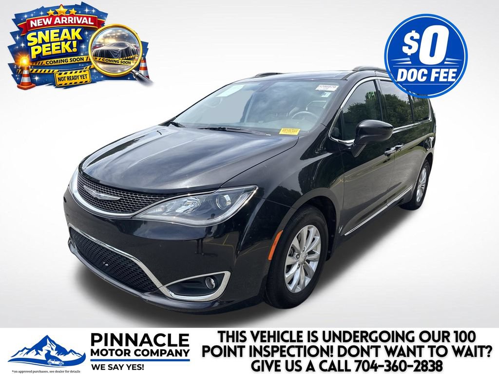 Used 2017 Chrysler Pacifica Touring-L FWD image 4