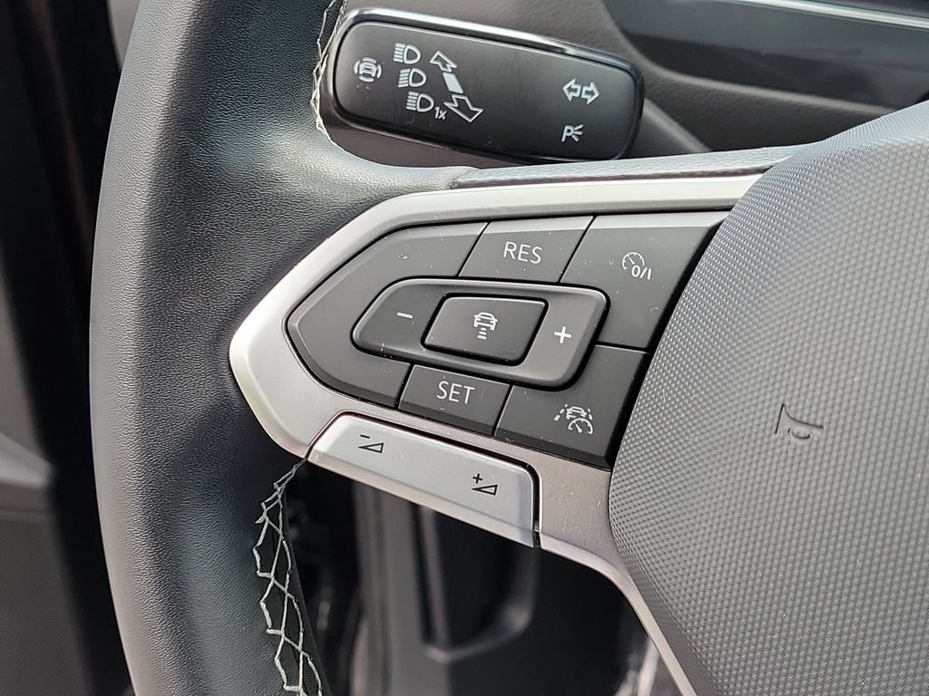 Used 2023 Volkswagen Tiguan SE w/ Panoramic Sunroof Package FWD image 29