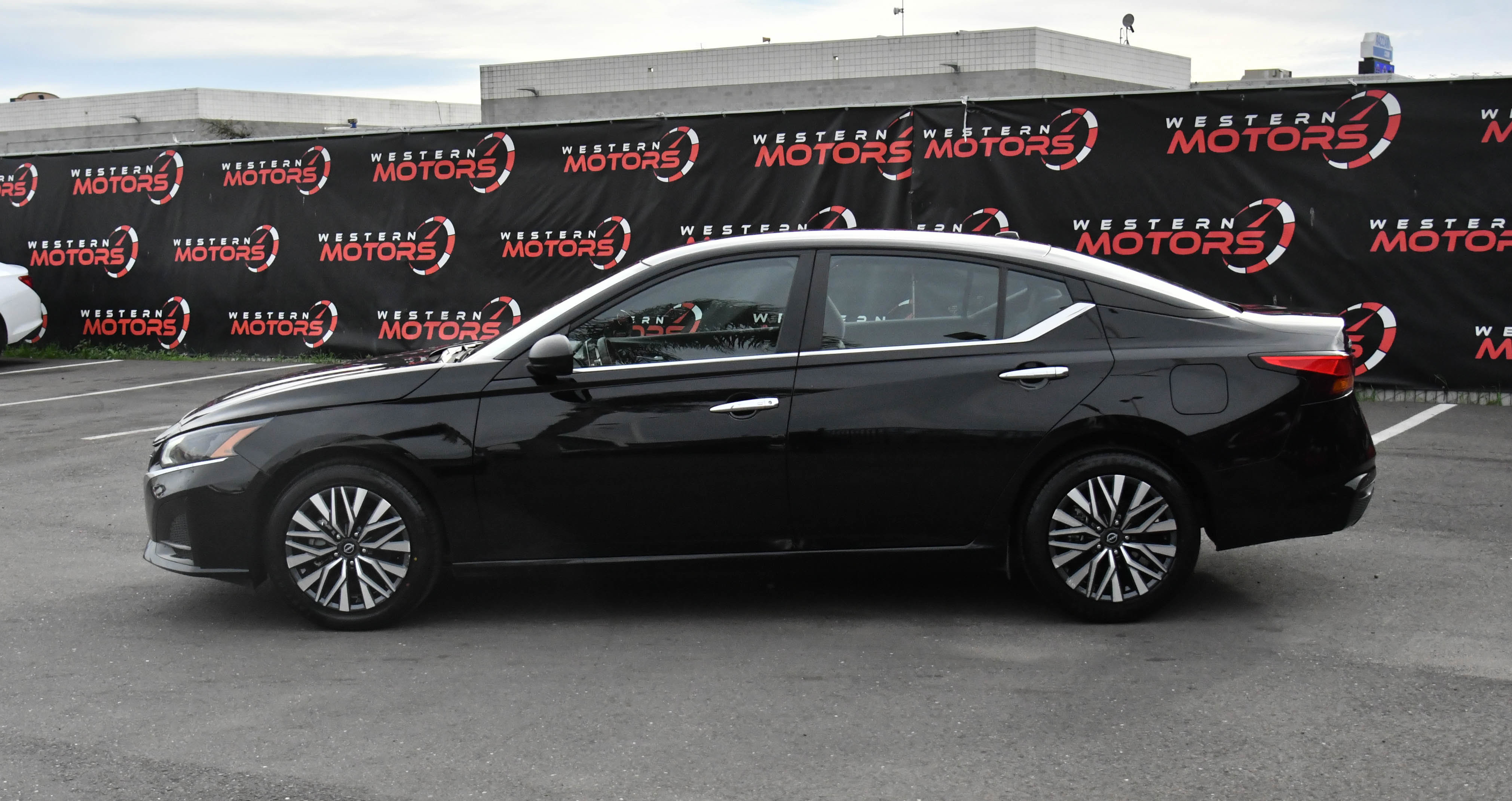 Used 2024 Nissan Altima 2.5 SV image 4